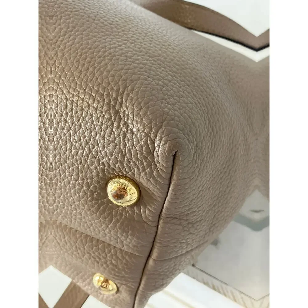 MICHAEL KORS, LARGE TAUPE PEBBLED LEATHER SHOULDER BAG